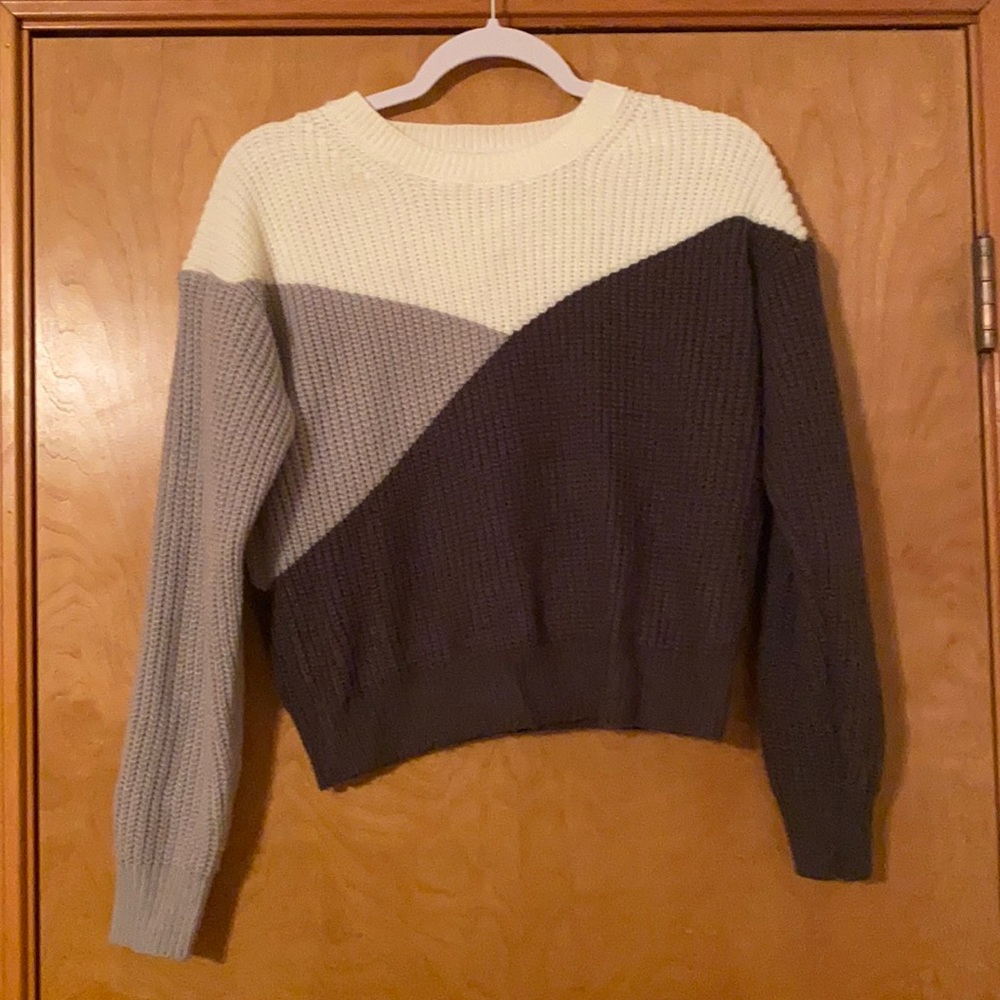 Cute little sweater Size: xs